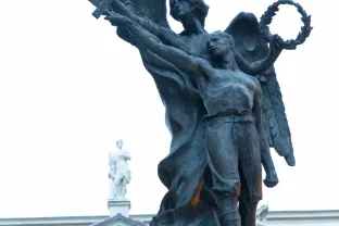 teatro-mattarello-esterno-statua